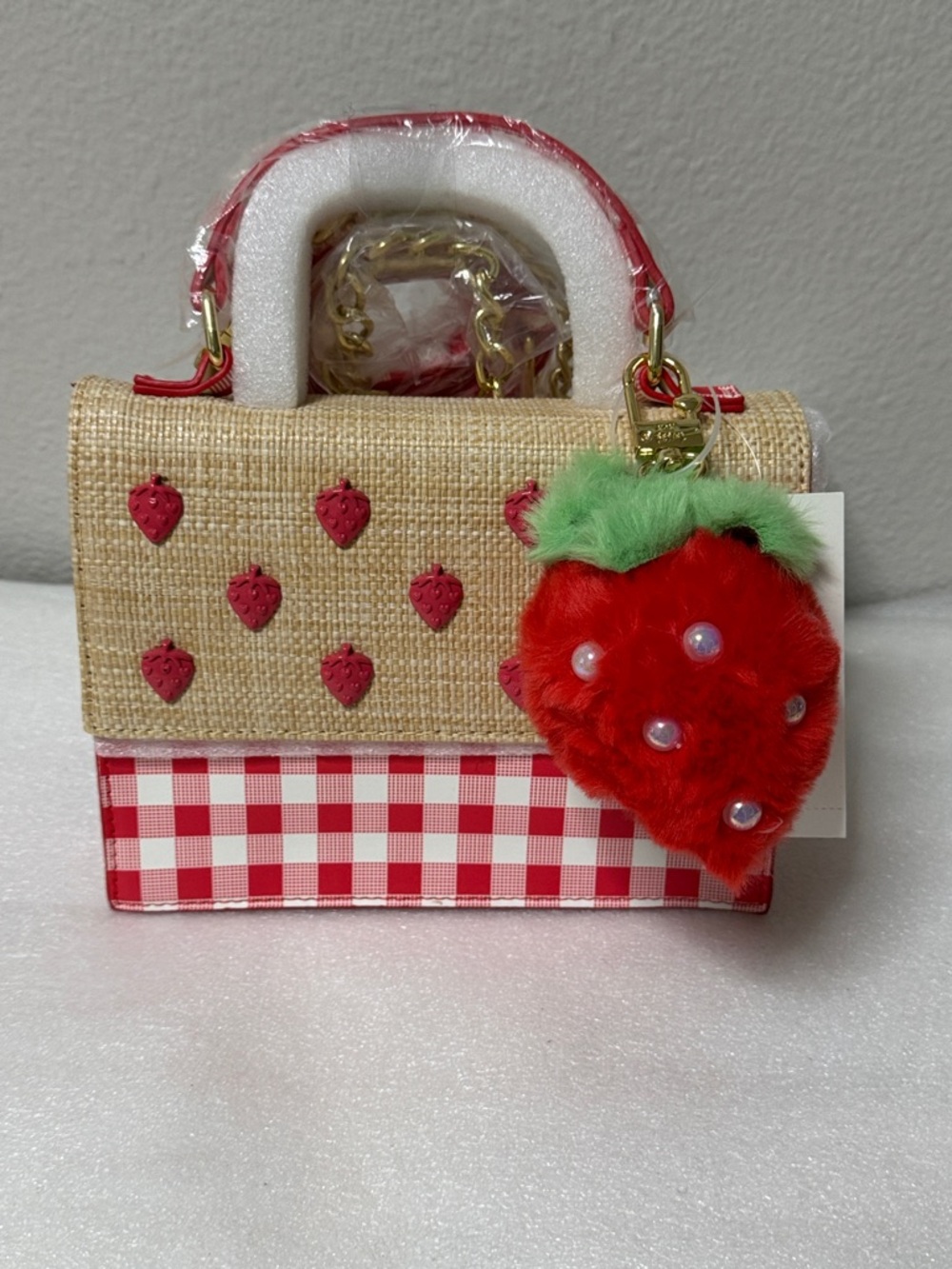 🍓❤️✨ Betsey Johnson Strawberry Charm Top-Handle Bag – Straw & Gingham Red Purse - Picture 4 of 8